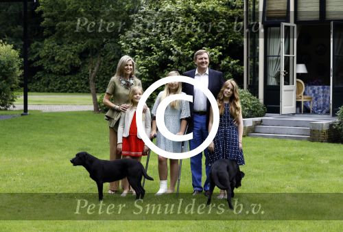 Wassenaar 8 juli 2016
Koninklijk fotouur op de Horsten met Koning Willem Alexander Koningin Maxima en de prinsessen Amalia Ariane en Alexia. Ook de honden zijn erbij.