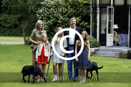 Wassenaar 8 juli 2016
Koninklijk fotouur op de Horsten met Koning Willem Alexander Koningin Maxima en de prinsessen Amalia Ariane en Alexia. Ook de honden zijn erbij.