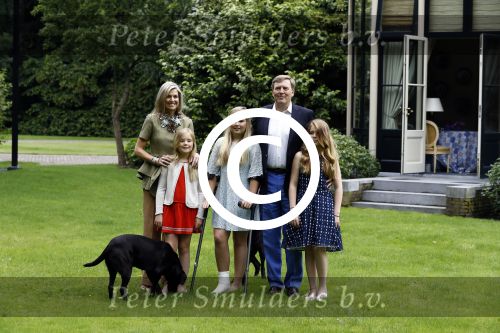Wassenaar 8 juli 2016
Koninklijk fotouur op de Horsten met Koning Willem Alexander Koningin Maxima en de prinsessen Amalia Ariane en Alexia. Ook de honden zijn erbij.