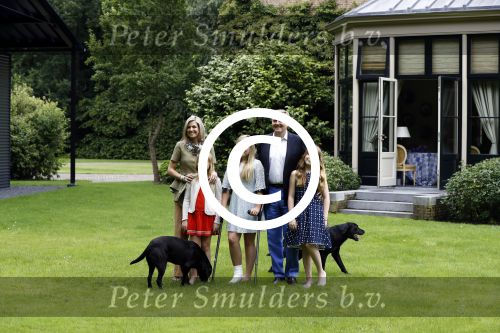 Wassenaar 8 juli 2016
Koninklijk fotouur op de Horsten met Koning Willem Alexander Koningin Maxima en de prinsessen Amalia Ariane en Alexia. Ook de honden zijn erbij.