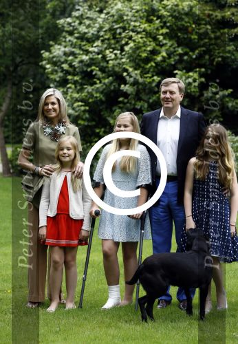 Wassenaar 8 juli 2016
Koninklijk fotouur op de Horsten met Koning Willem Alexander Koningin Maxima en de prinsessen Amalia Ariane en Alexia. Ook de honden zijn erbij.