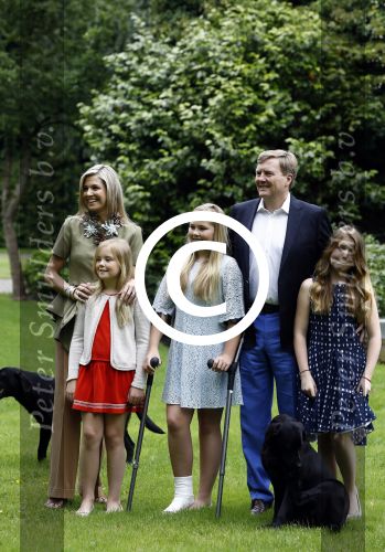 Wassenaar 8 juli 2016
Koninklijk fotouur op de Horsten met Koning Willem Alexander Koningin Maxima en de prinsessen Amalia Ariane en Alexia. Ook de honden zijn erbij.