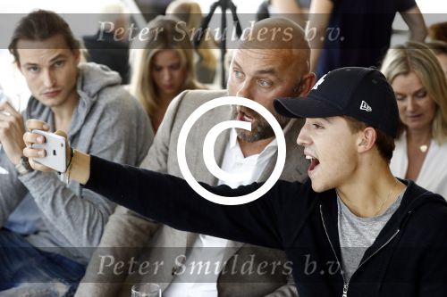 Amsterdam 11 juli 2016 
Modeshow Maria Tailor in de amsterdam Lookout aan het IJ. Jeroen v d Berg met Lil Kleine