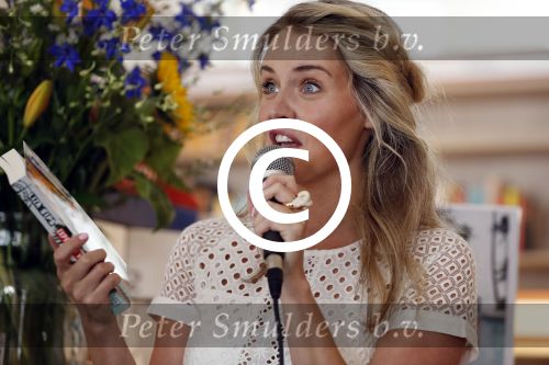 Amsterdam 6 juli 2016
Presentatie nieuwe boek van Liza Sips ( Verraad) bij boekhandel Scheltema.
Vriend Ralph Manheim en zoontje Jonathan.