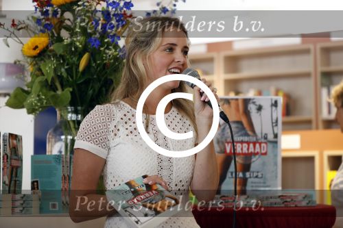Amsterdam 6 juli 2016
Presentatie nieuwe boek van Liza Sips ( Verraad) bij boekhandel Scheltema.
Vriend Ralph Manheim en zoontje Jonathan.