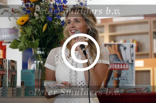 Amsterdam 6 juli 2016
Presentatie nieuwe boek van Liza Sips ( Verraad) bij boekhandel Scheltema.
Vriend Ralph Manheim en zoontje Jonathan.