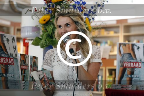 Amsterdam 6 juli 2016
Presentatie nieuwe boek van Liza Sips ( Verraad) bij boekhandel Scheltema.
Vriend Ralph Manheim en zoontje Jonathan.