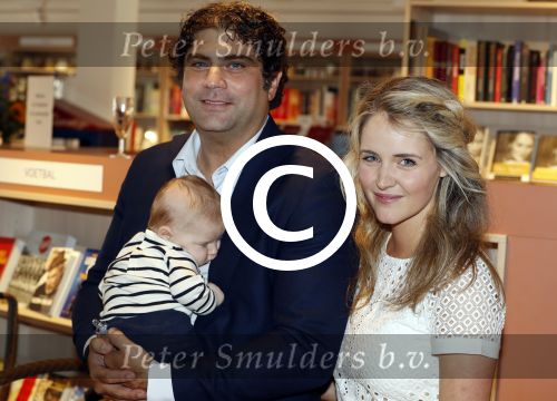Amsterdam 6 juli 2016
Presentatie nieuwe boek van Liza Sips ( Verraad) bij boekhandel Scheltema.
Vriend Ralph Manheim en zoontje Jonathan.
