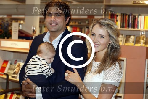 Amsterdam 6 juli 2016
Presentatie nieuwe boek van Liza Sips ( Verraad) bij boekhandel Scheltema.
Vriend Ralph Manheim en zoontje Jonathan.