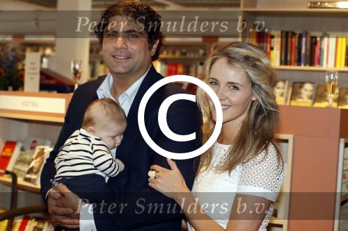 Amsterdam 6 juli 2016
Presentatie nieuwe boek van Liza Sips ( Verraad) bij boekhandel Scheltema.
Vriend Ralph Manheim en zoontje Jonathan.