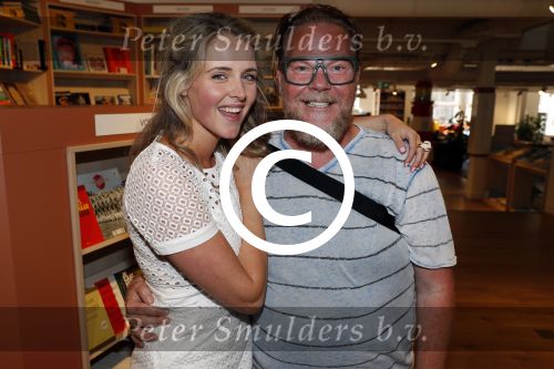 Amsterdam 6 juli 2016
Presentatie nieuwe boek van Liza Sips ( Verraad) bij boekhandel Scheltema.
Vriend Ralph Manheim en zoontje Jonathan. Bastiaan v Schaijk