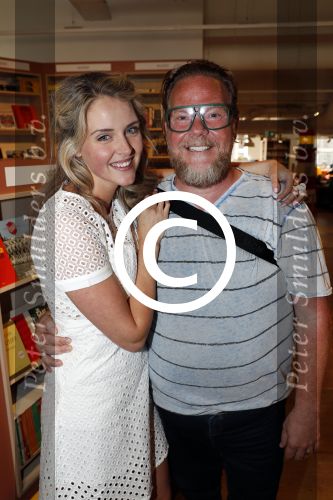 Amsterdam 6 juli 2016
Presentatie nieuwe boek van Liza Sips ( Verraad) bij boekhandel Scheltema.
Vriend Ralph Manheim en zoontje Jonathan. Bastiaan v Schaijk