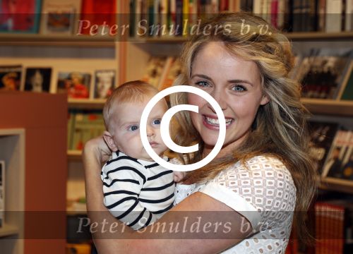 Amsterdam 6 juli 2016
Presentatie nieuwe boek van Liza Sips ( Verraad) bij boekhandel Scheltema.
Vriend Ralph Manheim en zoontje Jonathan.
