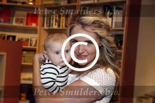 Amsterdam 6 juli 2016
Presentatie nieuwe boek van Liza Sips ( Verraad) bij boekhandel Scheltema.
Vriend Ralph Manheim en zoontje Jonathan.