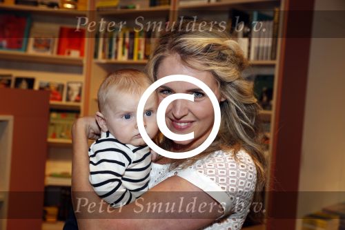 Amsterdam 6 juli 2016
Presentatie nieuwe boek van Liza Sips ( Verraad) bij boekhandel Scheltema.
Vriend Ralph Manheim en zoontje Jonathan.