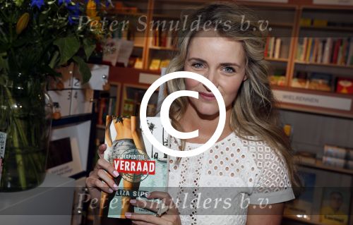 Amsterdam 6 juli 2016
Presentatie nieuwe boek van Liza Sips ( Verraad) bij boekhandel Scheltema.
Vriend Ralph Manheim en zoontje Jonathan.