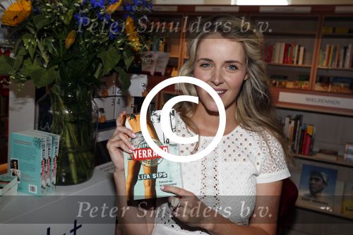 Amsterdam 6 juli 2016
Presentatie nieuwe boek van Liza Sips ( Verraad) bij boekhandel Scheltema.
Vriend Ralph Manheim en zoontje Jonathan.
