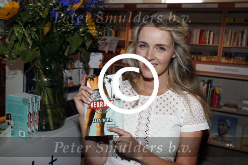 Amsterdam 6 juli 2016
Presentatie nieuwe boek van Liza Sips ( Verraad) bij boekhandel Scheltema.
Vriend Ralph Manheim en zoontje Jonathan.