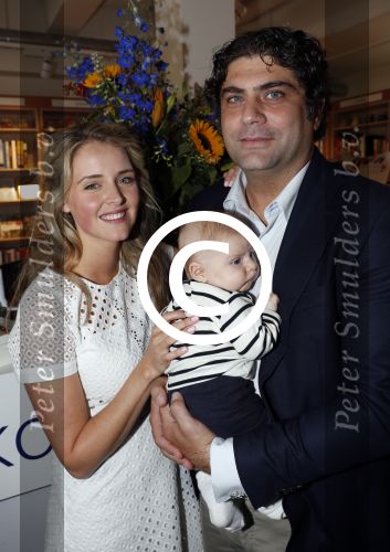 Amsterdam 6 juli 2016
Presentatie nieuwe boek van Liza Sips ( Verraad) bij boekhandel Scheltema.
Vriend Ralph Manheim en zoontje Jonathan.
