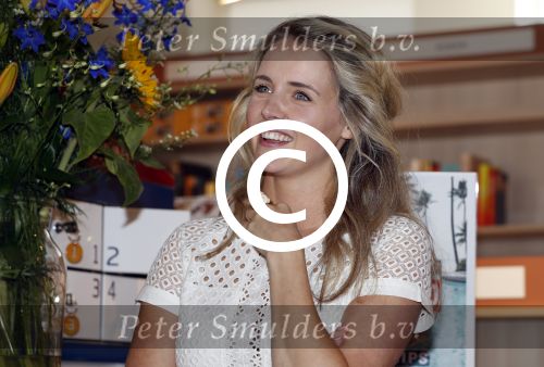 Amsterdam 6 juli 2016
Presentatie nieuwe boek van Liza Sips ( Verraad) bij boekhandel Scheltema.
Vriend Ralph Manheim en zoontje Jonathan.