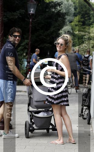 Amsterdam 23 juli 2016
 Liza Sips en Ralph Manheim achter  de kinderwagen.