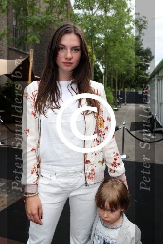 Amsterdam 8 juli 2016
Modeshow Tony Cohen tijdens de amsterdam fashion week op westergasfabriekterrein. Maan met neefje