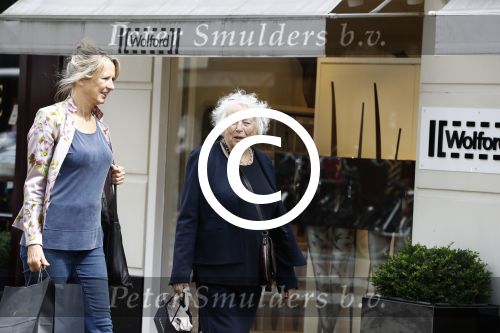 Amsterdam 12 juli 2016 
Marjan Berk met ... op de pc hooftstraat