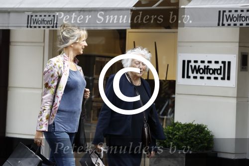 Amsterdam 12 juli 2016 
Marjan Berk met ... op de pc hooftstraat