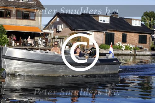 Vreeland 18 juli 2016
Maurice Wijnen met zijn vriend/partner en Rolf Koster aan het varen op de vecht.