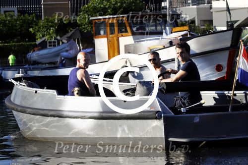 Vreeland 18 juli 2016
Maurice Wijnen met zijn vriend/partner en Rolf Koster aan het varen op de vecht.