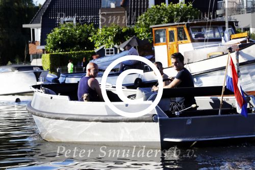 Vreeland 18 juli 2016
Maurice Wijnen met zijn vriend/partner en Rolf Koster aan het varen op de vecht.