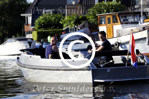 Vreeland 18 juli 2016
Maurice Wijnen met zijn vriend/partner en Rolf Koster aan het varen op de vecht.