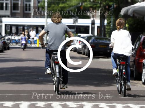 Amsterdam 17 juli 2016  
Nada v Nie met haar verloofde Frank Bakker op de fiets in Amsterdam. Ze gingen naar suit supply en de pc hooftstraat