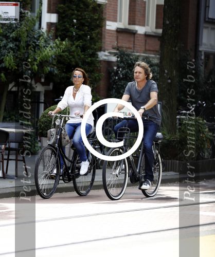 Amsterdam 17 juli 2016  
Nada v Nie met haar verloofde Frank Bakker op de fiets in Amsterdam. Ze gingen naar suit supply en de pc hooftstraat