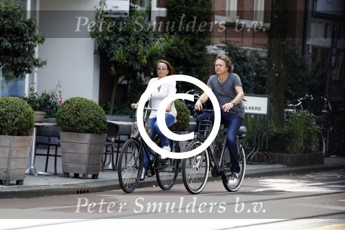 Amsterdam 17 juli 2016  
Nada v Nie met haar verloofde Frank Bakker op de fiets in Amsterdam. Ze gingen naar suit supply en de pc hooftstraat