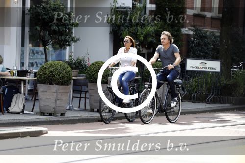 Amsterdam 17 juli 2016  
Nada v Nie met haar verloofde Frank Bakker op de fiets in Amsterdam. Ze gingen naar suit supply en de pc hooftstraat