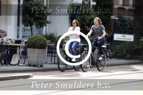 Amsterdam 17 juli 2016  
Nada v Nie met haar verloofde Frank Bakker op de fiets in Amsterdam. Ze gingen naar suit supply en de pc hooftstraat