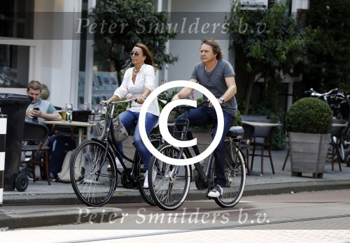Amsterdam 17 juli 2016  
Nada v Nie met haar verloofde Frank Bakker op de fiets in Amsterdam. Ze gingen naar suit supply en de pc hooftstraat