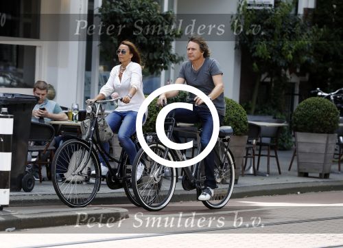 Amsterdam 17 juli 2016  
Nada v Nie met haar verloofde Frank Bakker op de fiets in Amsterdam. Ze gingen naar suit supply en de pc hooftstraat