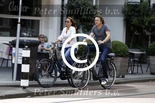 Amsterdam 17 juli 2016  
Nada v Nie met haar verloofde Frank Bakker op de fiets in Amsterdam. Ze gingen naar suit supply en de pc hooftstraat