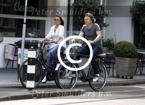 Amsterdam 17 juli 2016  
Nada v Nie met haar verloofde Frank Bakker op de fiets in Amsterdam. Ze gingen naar suit supply en de pc hooftstraat