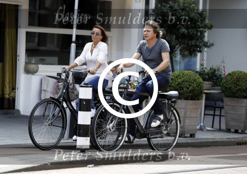 Amsterdam 17 juli 2016  
Nada v Nie met haar verloofde Frank Bakker op de fiets in Amsterdam. Ze gingen naar suit supply en de pc hooftstraat