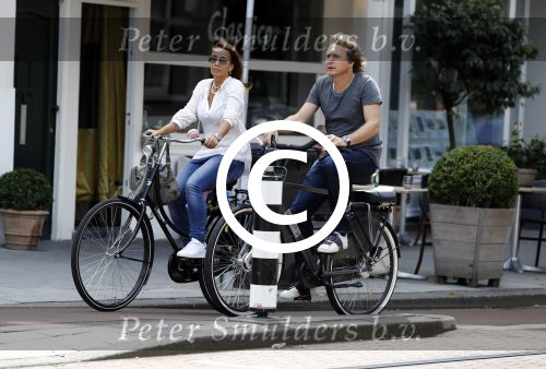 Amsterdam 17 juli 2016  
Nada v Nie met haar verloofde Frank Bakker op de fiets in Amsterdam. Ze gingen naar suit supply en de pc hooftstraat