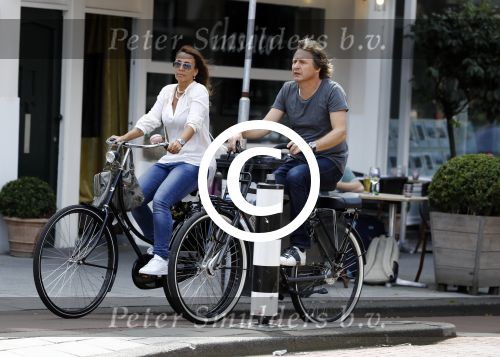 Amsterdam 17 juli 2016  
Nada v Nie met haar verloofde Frank Bakker op de fiets in Amsterdam. Ze gingen naar suit supply en de pc hooftstraat