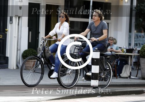 Amsterdam 17 juli 2016  
Nada v Nie met haar verloofde Frank Bakker op de fiets in Amsterdam. Ze gingen naar suit supply en de pc hooftstraat