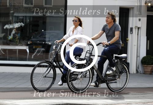 Amsterdam 17 juli 2016  
Nada v Nie met haar verloofde Frank Bakker op de fiets in Amsterdam. Ze gingen naar suit supply en de pc hooftstraat
