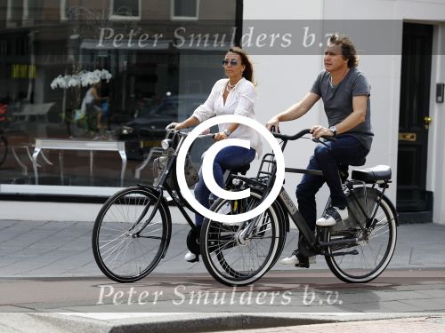 Amsterdam 17 juli 2016  
Nada v Nie met haar verloofde Frank Bakker op de fiets in Amsterdam. Ze gingen naar suit supply en de pc hooftstraat