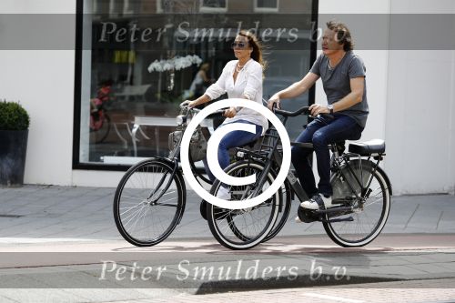 Amsterdam 17 juli 2016  
Nada v Nie met haar verloofde Frank Bakker op de fiets in Amsterdam. Ze gingen naar suit supply en de pc hooftstraat