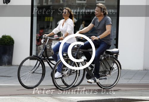 Amsterdam 17 juli 2016  
Nada v Nie met haar verloofde Frank Bakker op de fiets in Amsterdam. Ze gingen naar suit supply en de pc hooftstraat