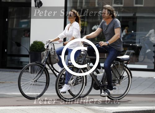 Amsterdam 17 juli 2016  
Nada v Nie met haar verloofde Frank Bakker op de fiets in Amsterdam. Ze gingen naar suit supply en de pc hooftstraat